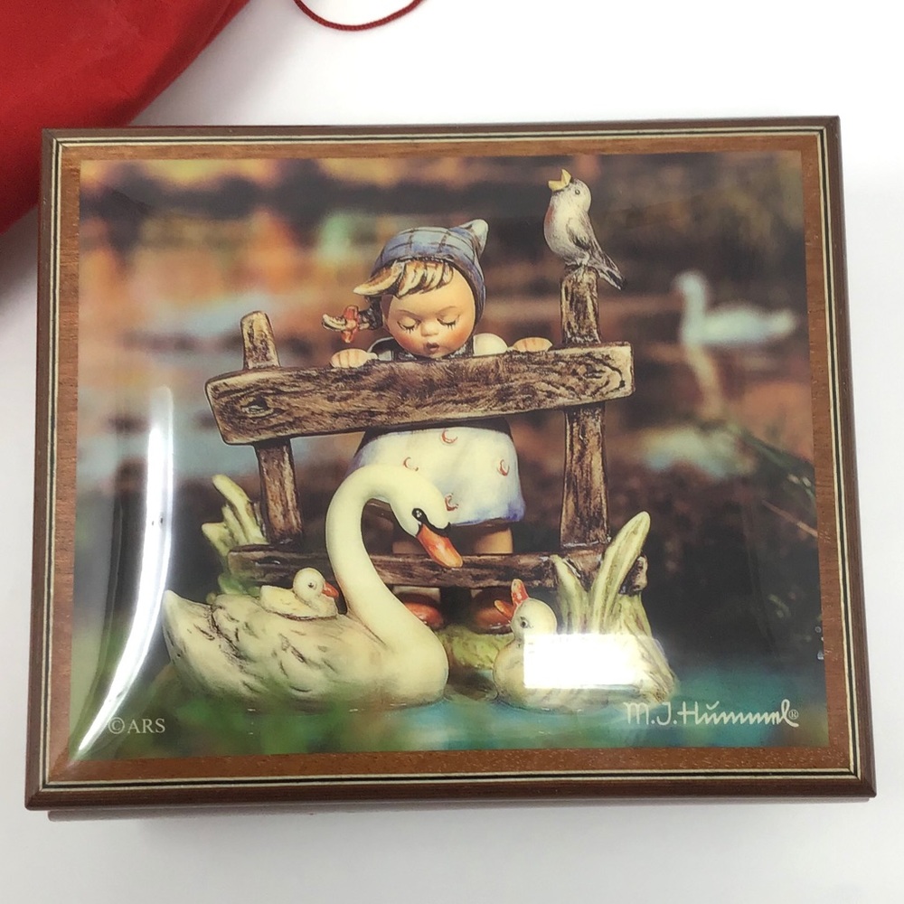 M.J HUMMEL ‼️Ercolano Swan Lake Music Box